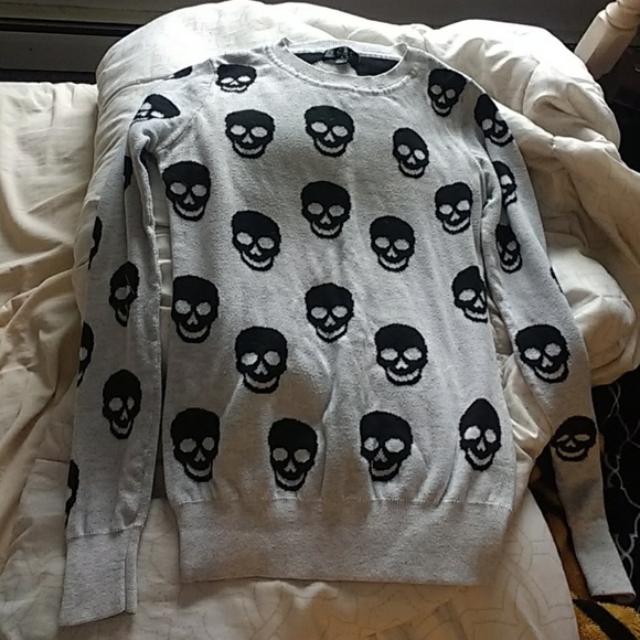 Grey Skull Sweater - Picture 1 of 3